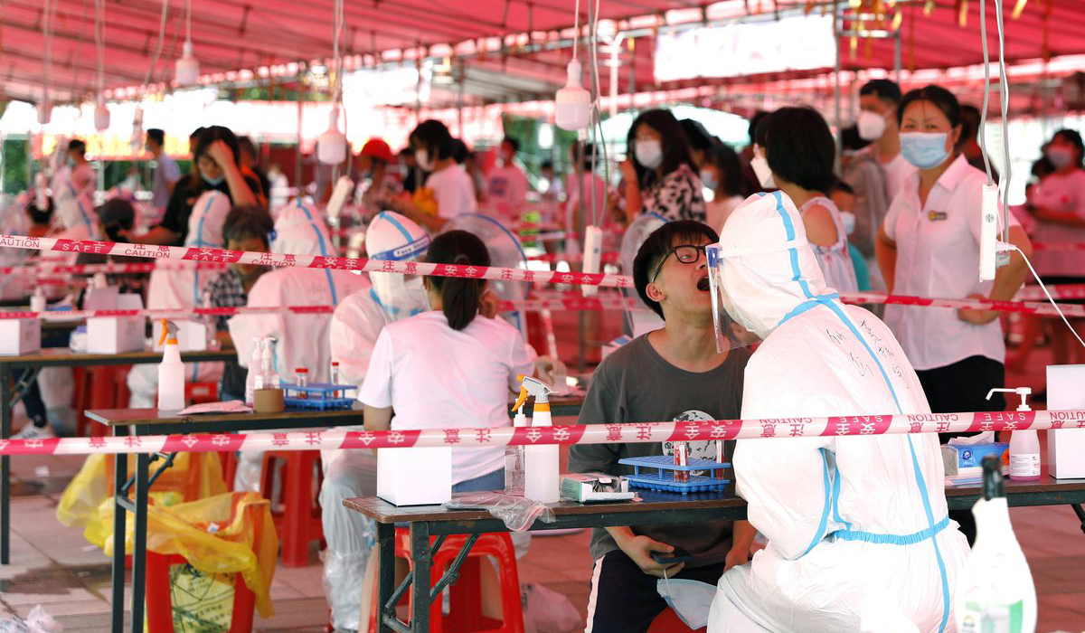Medical workers conduct nucleic acid tests for residents
